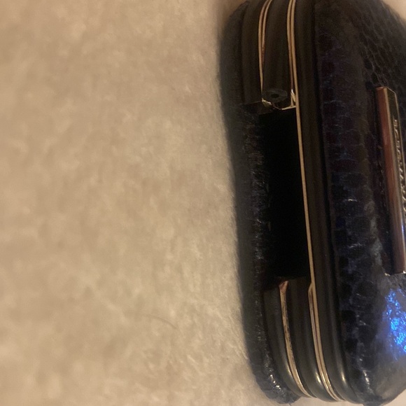 BCBG Clasp Case/Phone Case NWT - Picture 5 of 8